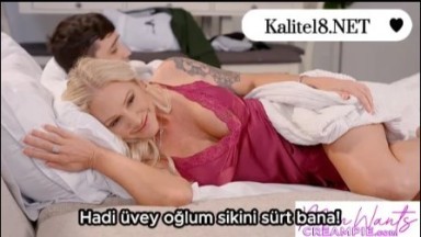 Üvey annem yatakta bana dayamaya başladı! Dayama pornosu