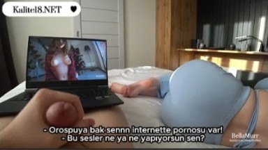 Üvey ablasına bakıp gizli 31 çekerken yakalanıyor