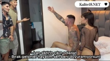 Erkek arkadaşıyla sikişirken gelen davetsiz misafirler - grup sikiş porno